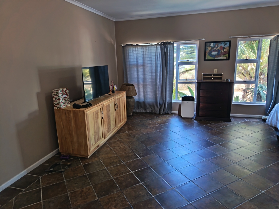 To Let 4 Bedroom Property for Rent in Hoogland Western Cape